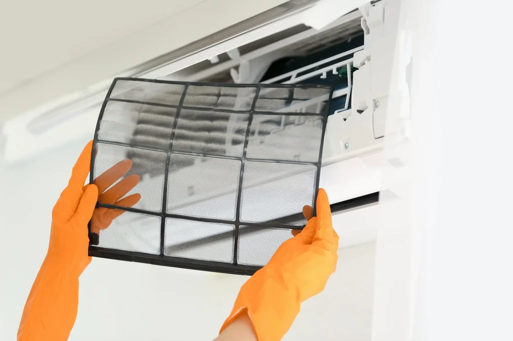 rimozione dello sporco dal filtro di un impianto di climatizzazione